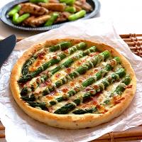 🌸アスパラと大葉ホワイトソースde春色ピザ🍕